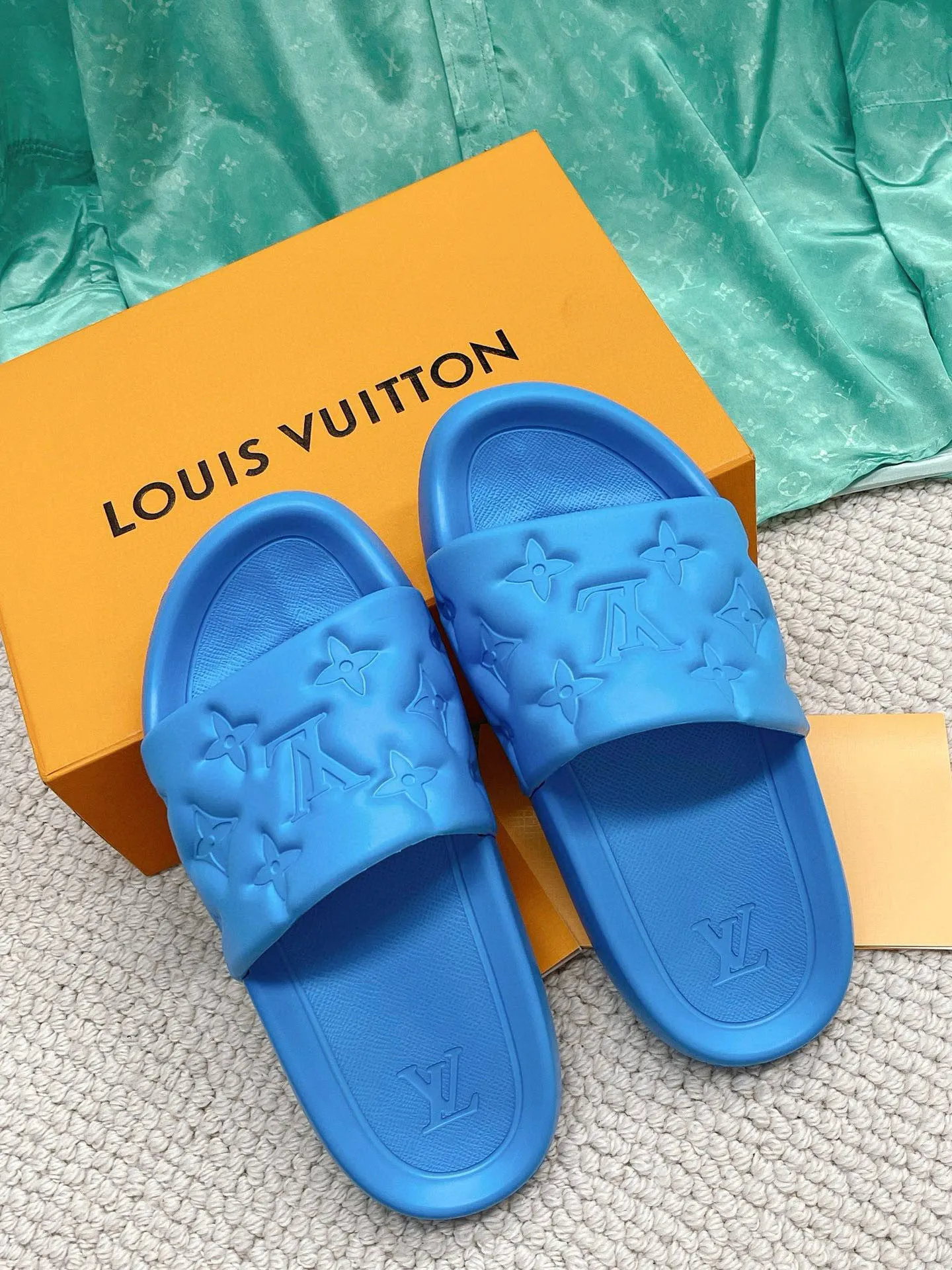 Factory price: 260💰【𝐋𝐕 Slippers】▪️Shoe size: Men's 38-45 ▪️Packaging: Counter top quality~original packaging 𝟐𝟎𝟐3 Louis Vuitton counter's new embossed slippers, L's monogram embossed slippers, Waterfront sandals are back, the upper buckle is embossed with LV's iconic Monogram pattern. Made of waterproof rubber with a comfortable and resilient insole. The lightweight, flexible outsole is embossed with the Louis Vuitton logo. ▪️Fabric: Original molded rubber foam surface ▪️Technology: embossed logo ▪️Sole: Original molded rubber foam outsole ▪️Sole thickness: 3CM.